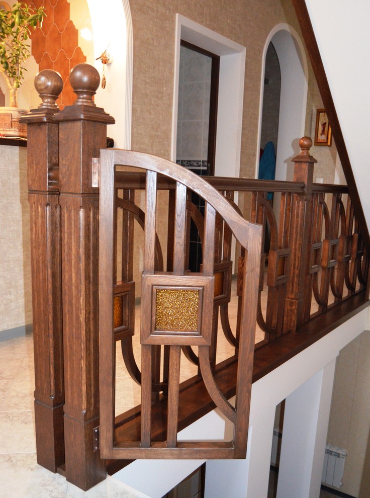 Лестница из дуба с оригинальным ограждением