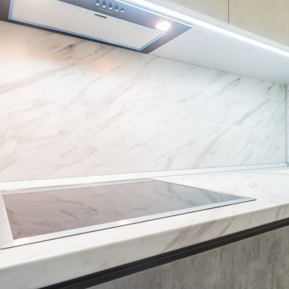 Серая угловая кухня с экстраматовыми фасадами