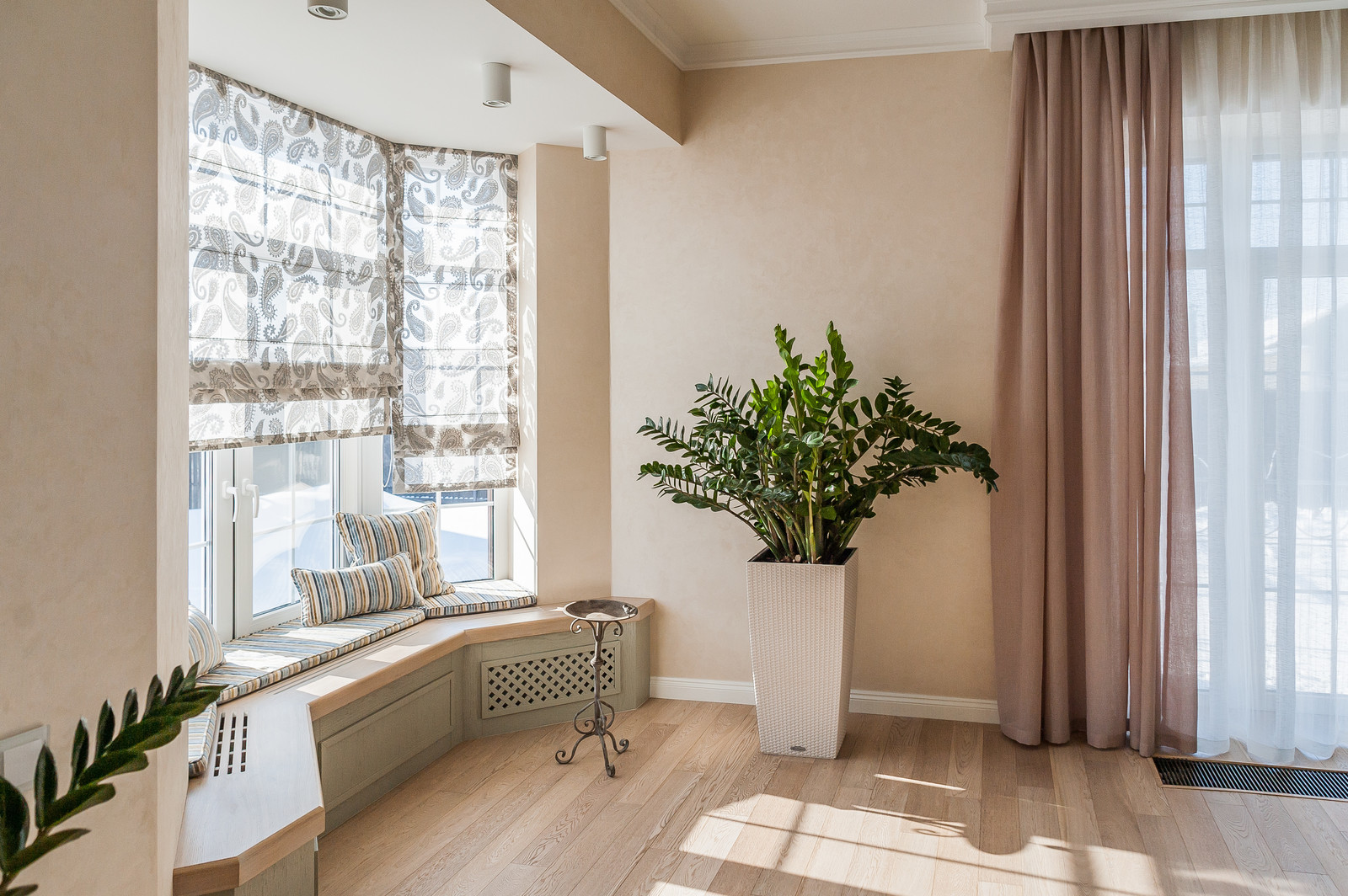 Загородный дом с розовой столовой