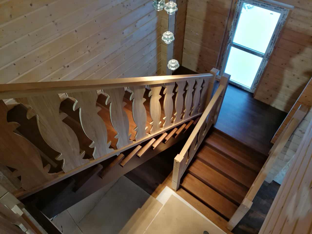 Деревянная лестница с необычным ограждением