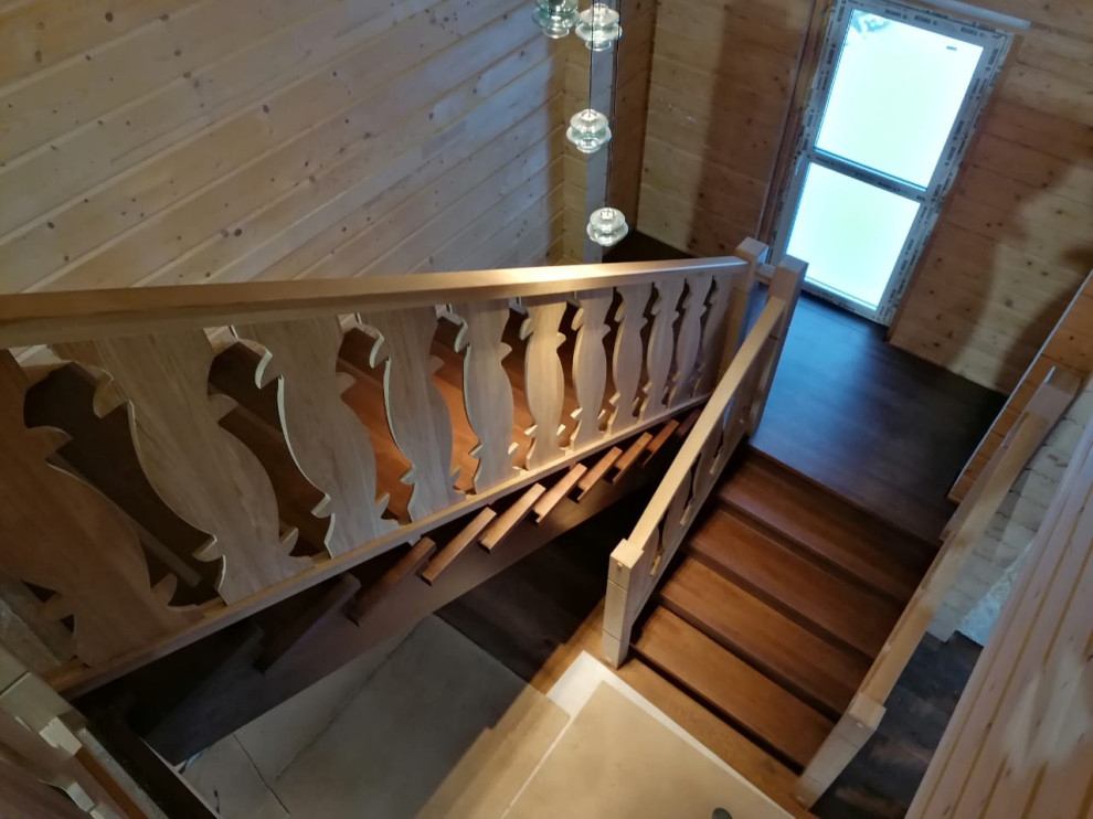 Деревянная лестница с необычным ограждением