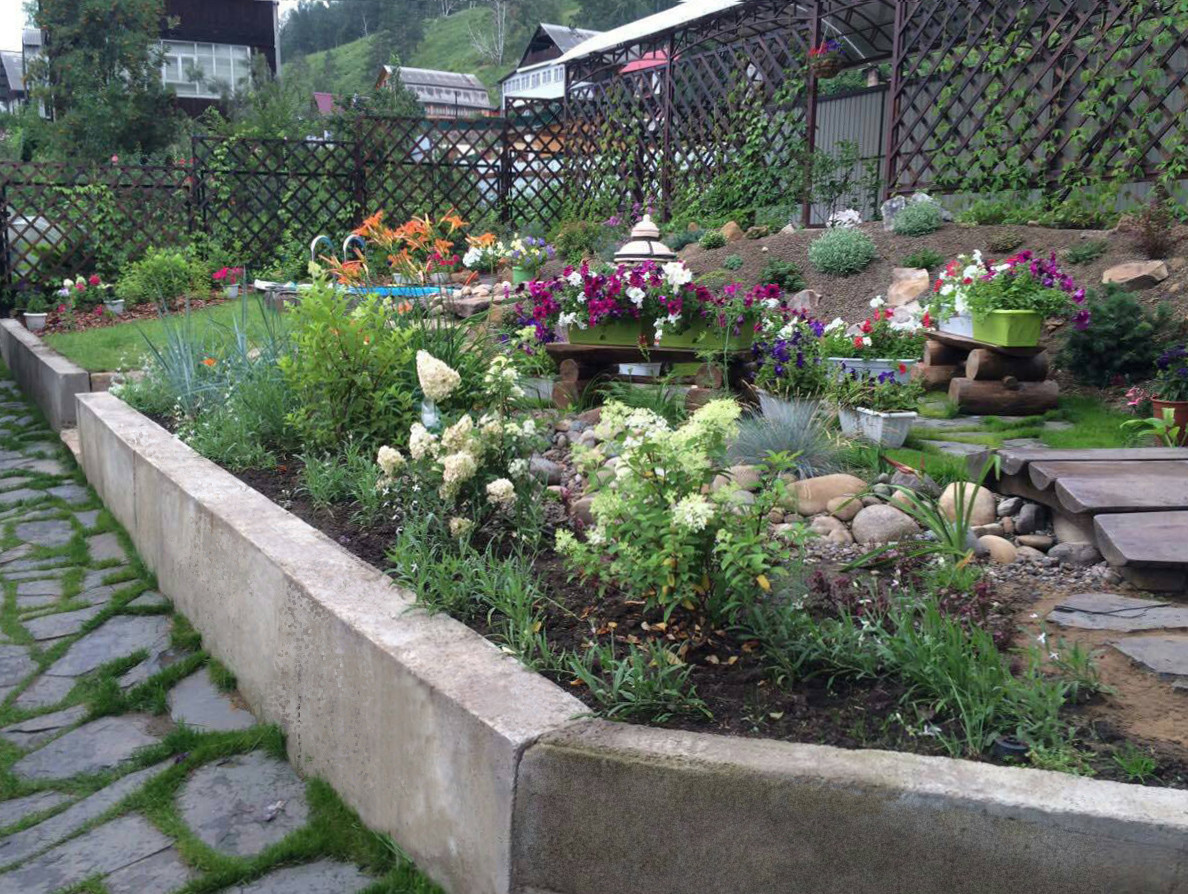 Миниатюрный участок на большом склоне