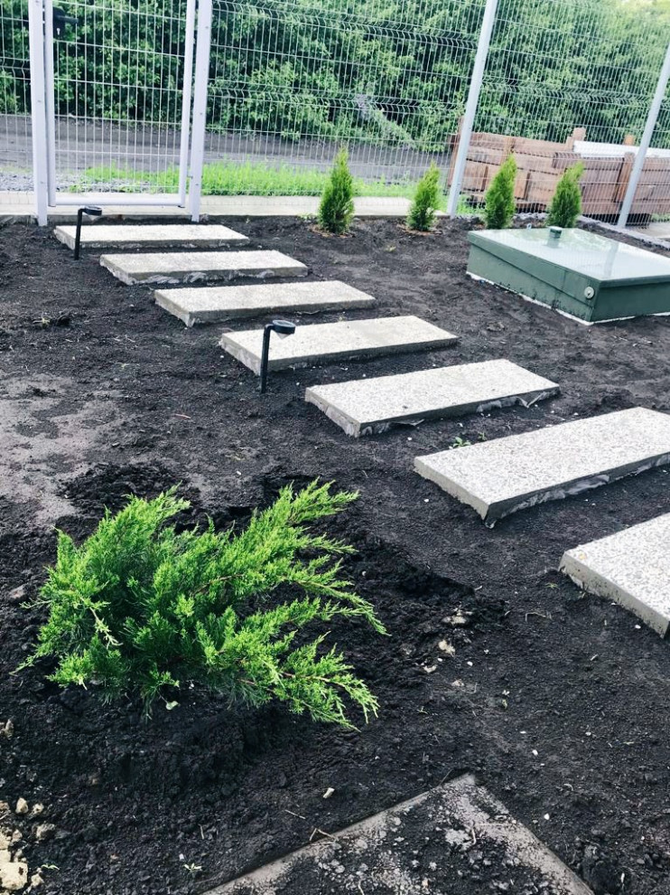 Дорожка к дому из бетонных плит