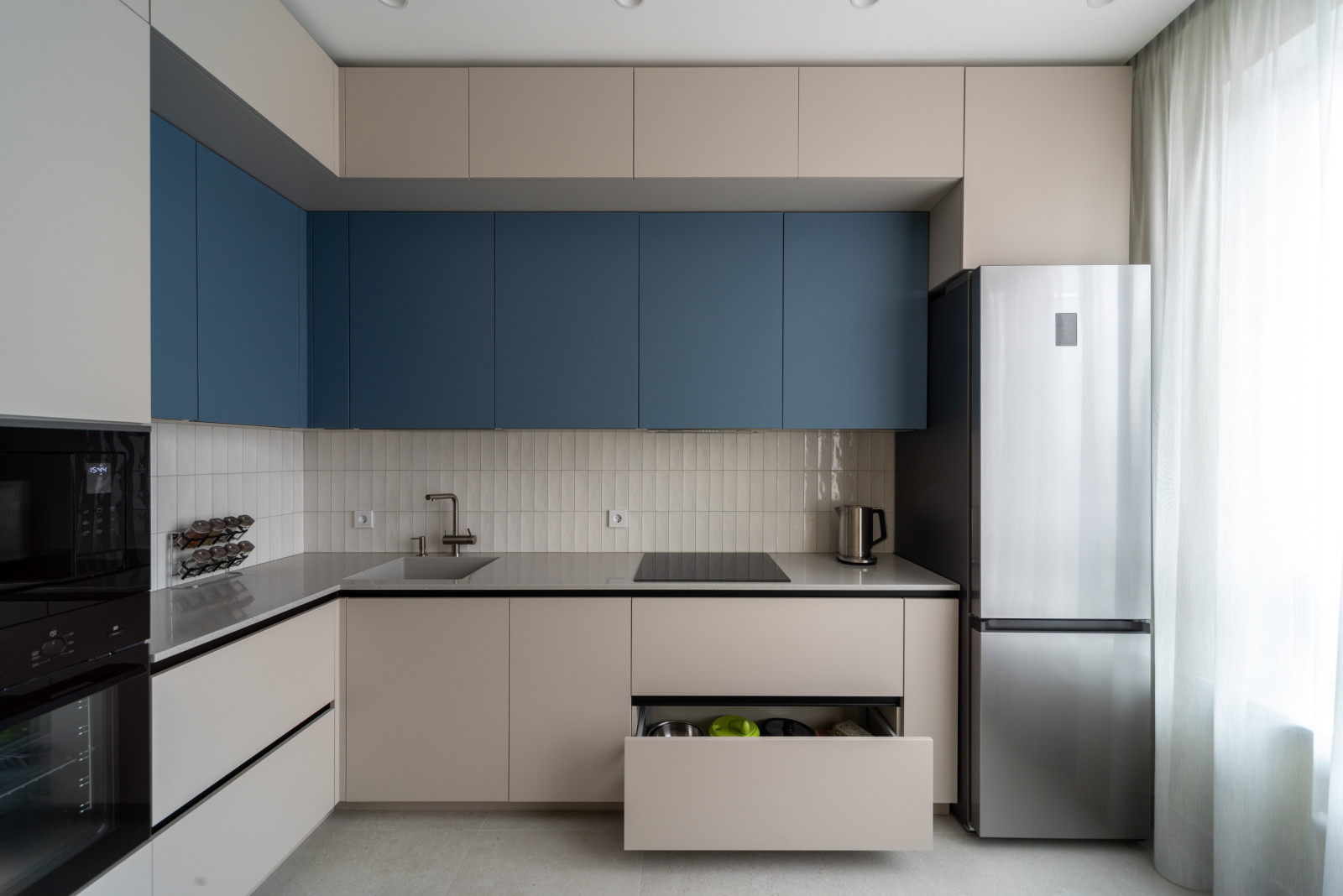 Двухуровневая угловая кухня