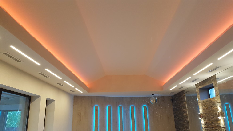 Мансардный натяжной потолок в бассейне частного дома