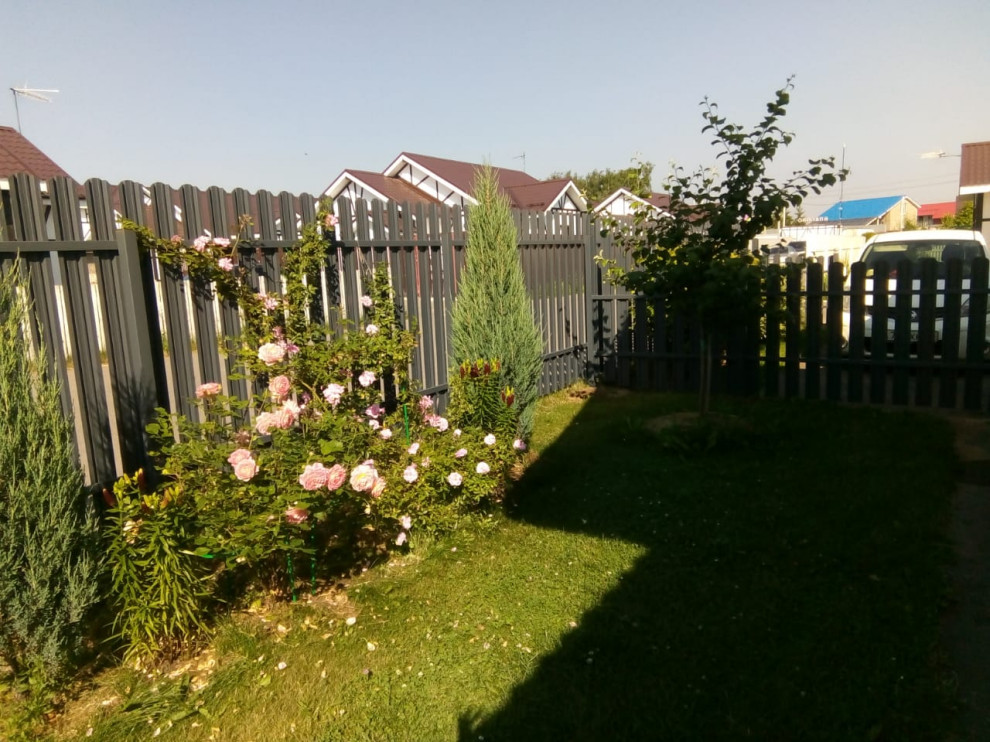 Установка забора из металлического штакетника.