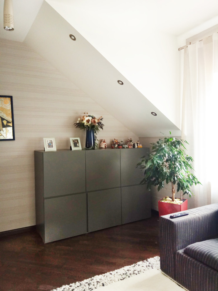 Красная кухня в пригородном поселке