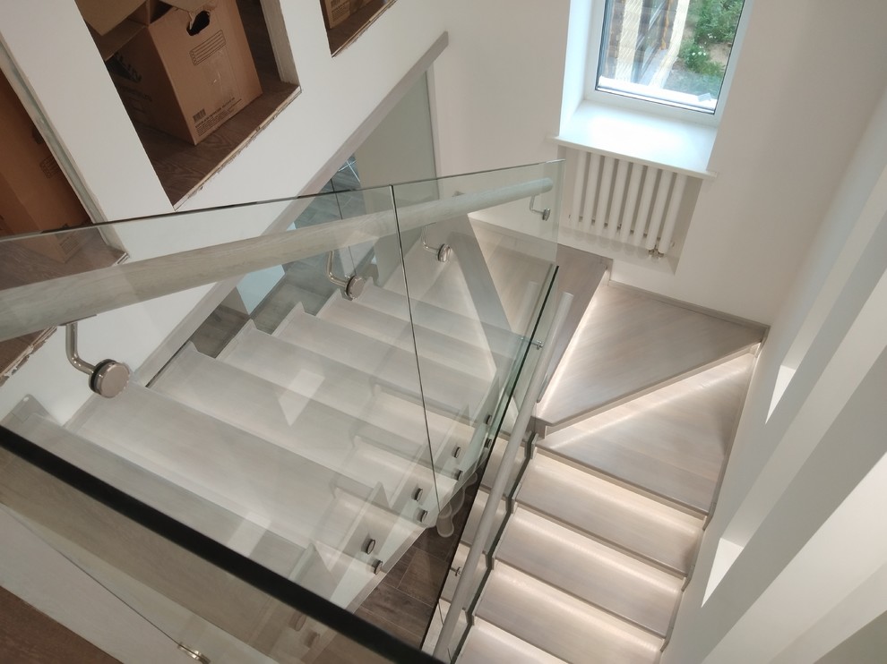 Лестница из дуба по стеклом