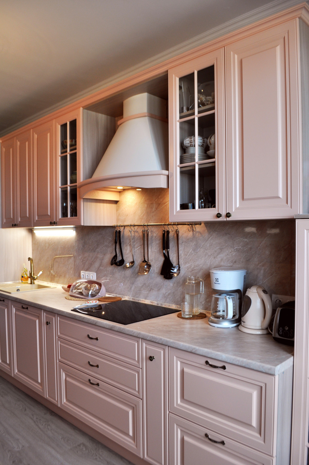 Пыльно-розовый проект кухни