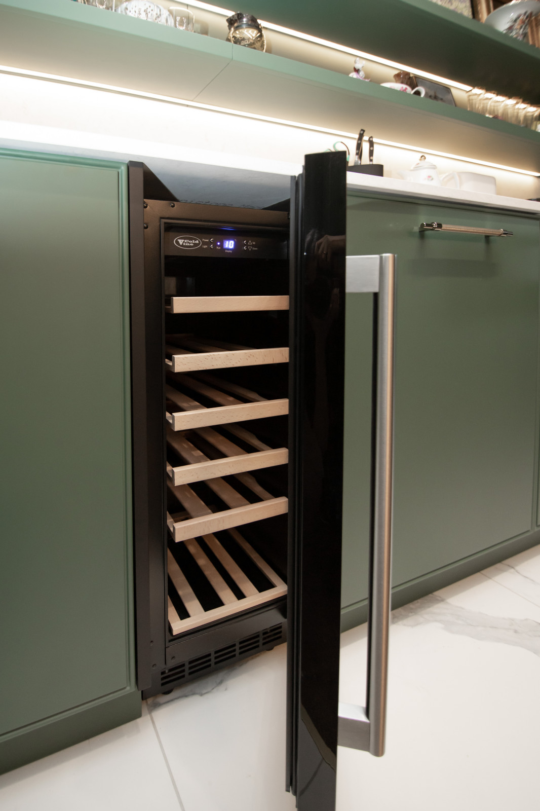 Стильная неоклассическая кухня в темно-изумрудном цвете