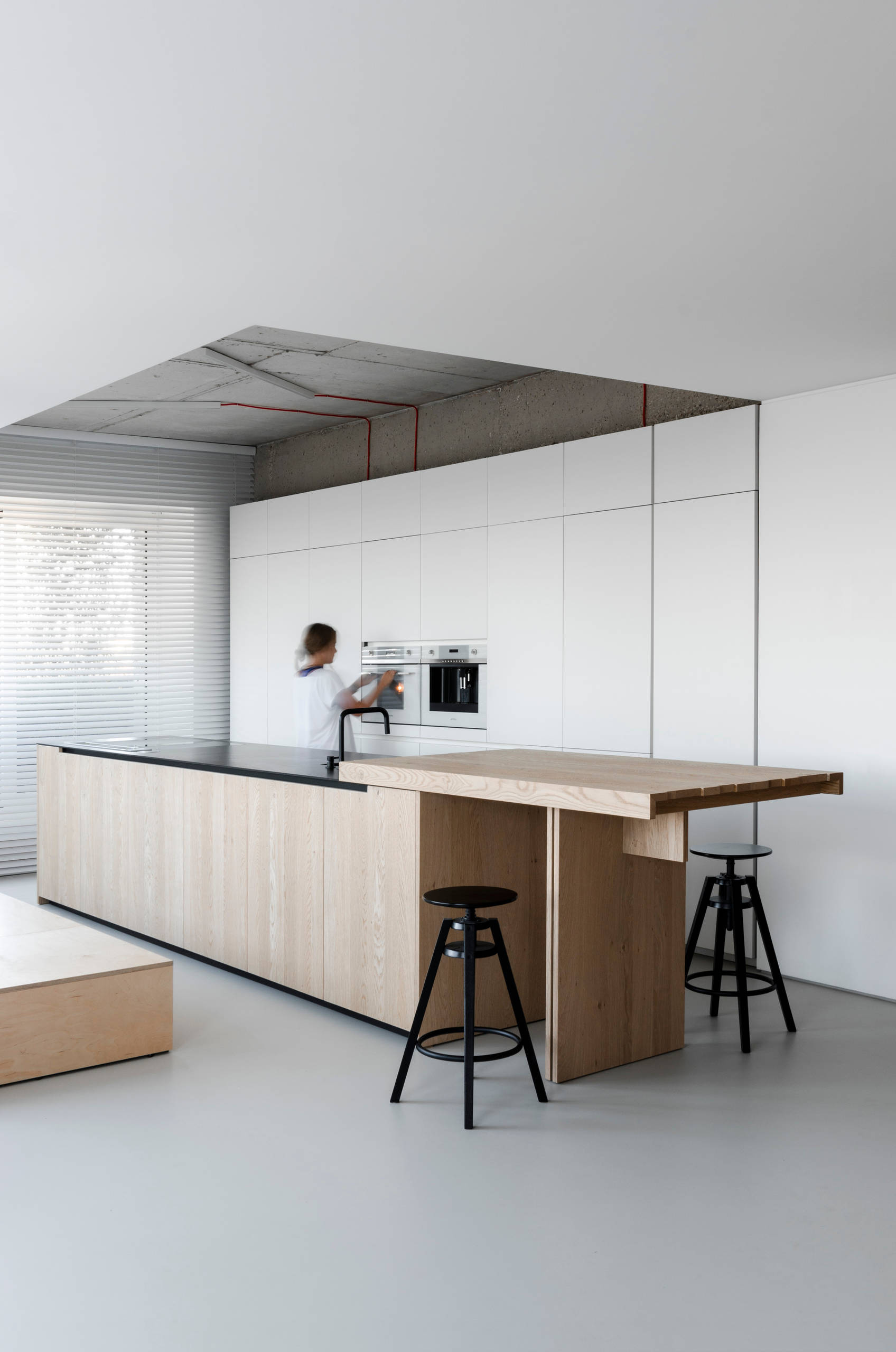 Houzz Молдавия: Пентхаус с настоящим деревом в спальне