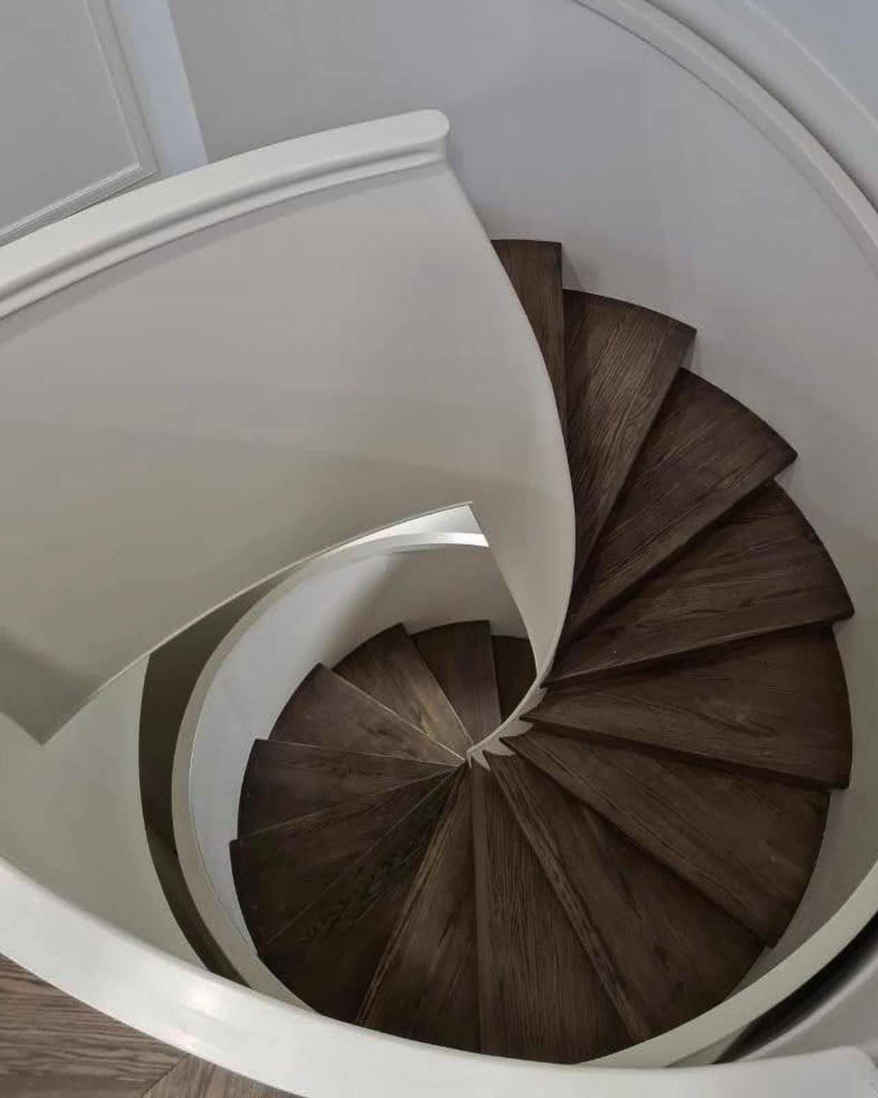 Обложка проекта: Винтовая лестница: металл каркас без отделки