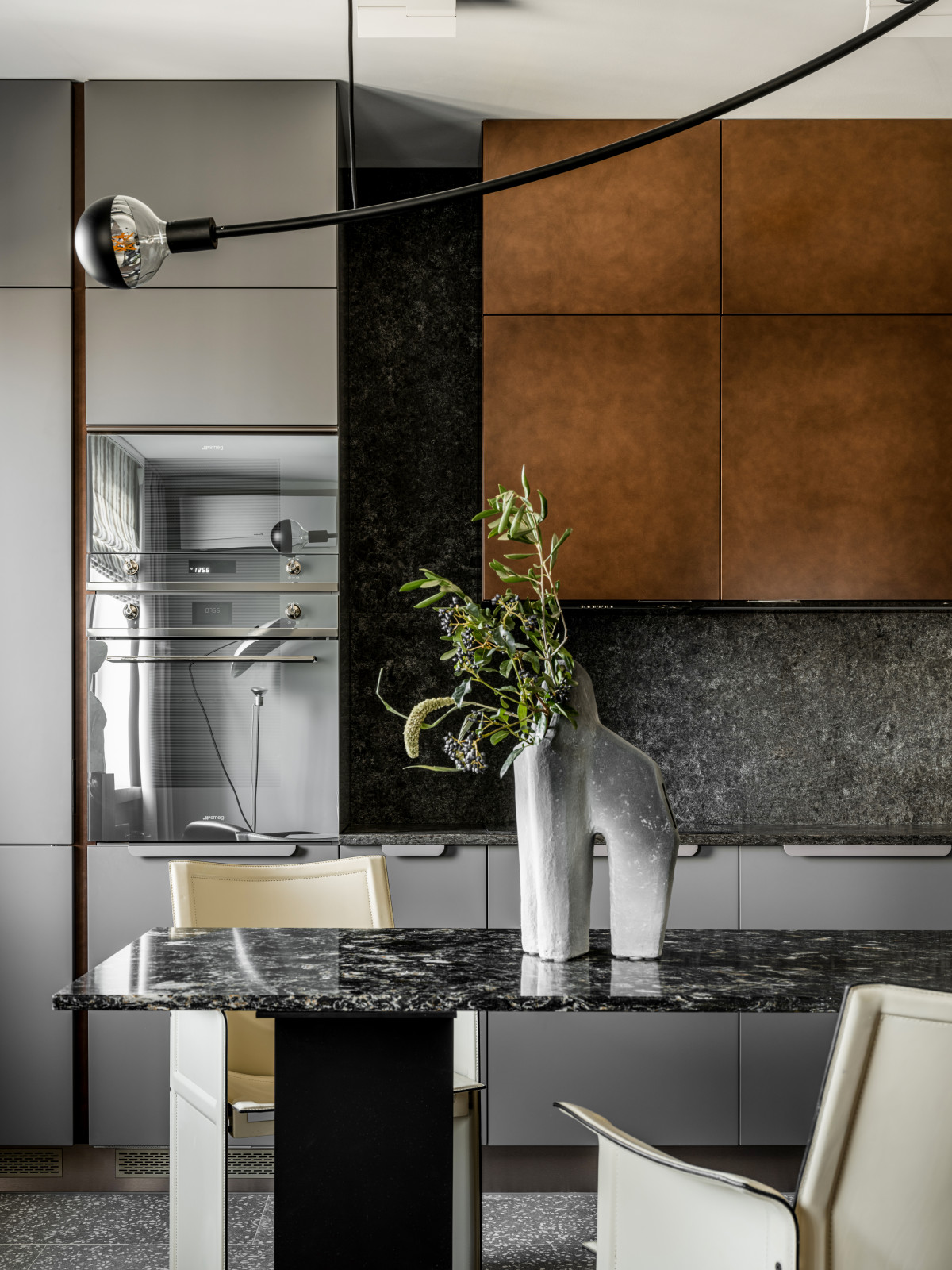 Кухня с фасадами под состаренную медь