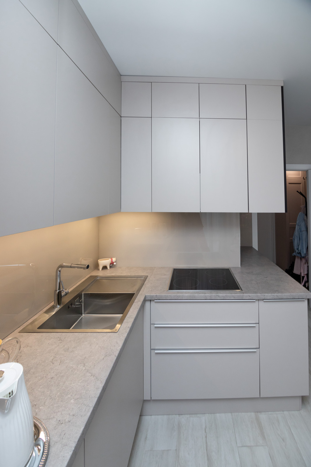 Современная угловая кухня в нежно-сером цвете