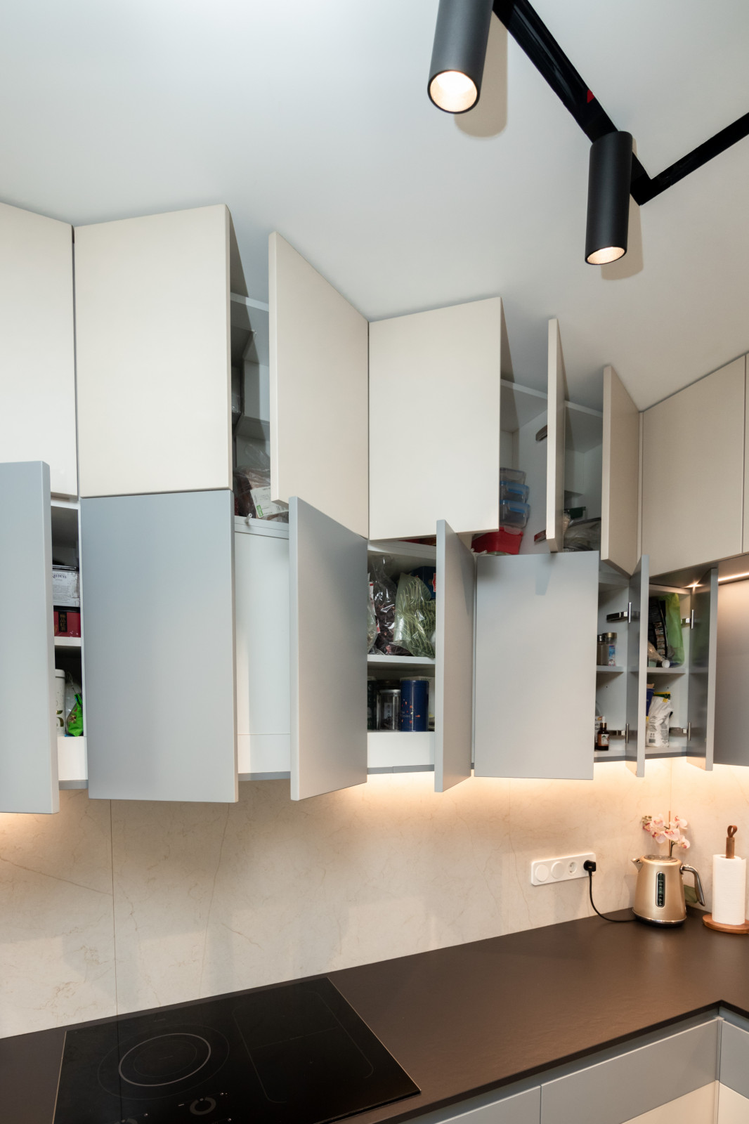 Современная кухня-гостиная с необычной барной стойкой и ТВ-зоной