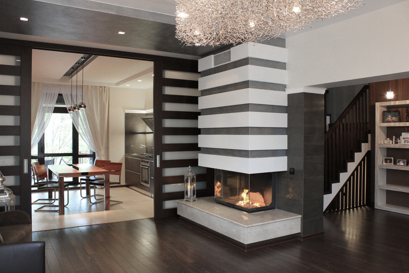 Обложка проекта: Строгий дом с камином