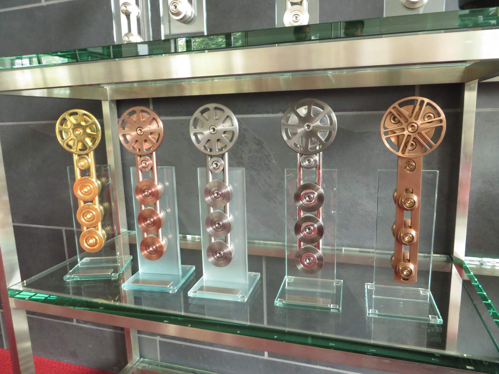 Фурнитура из нержавеющей стали.