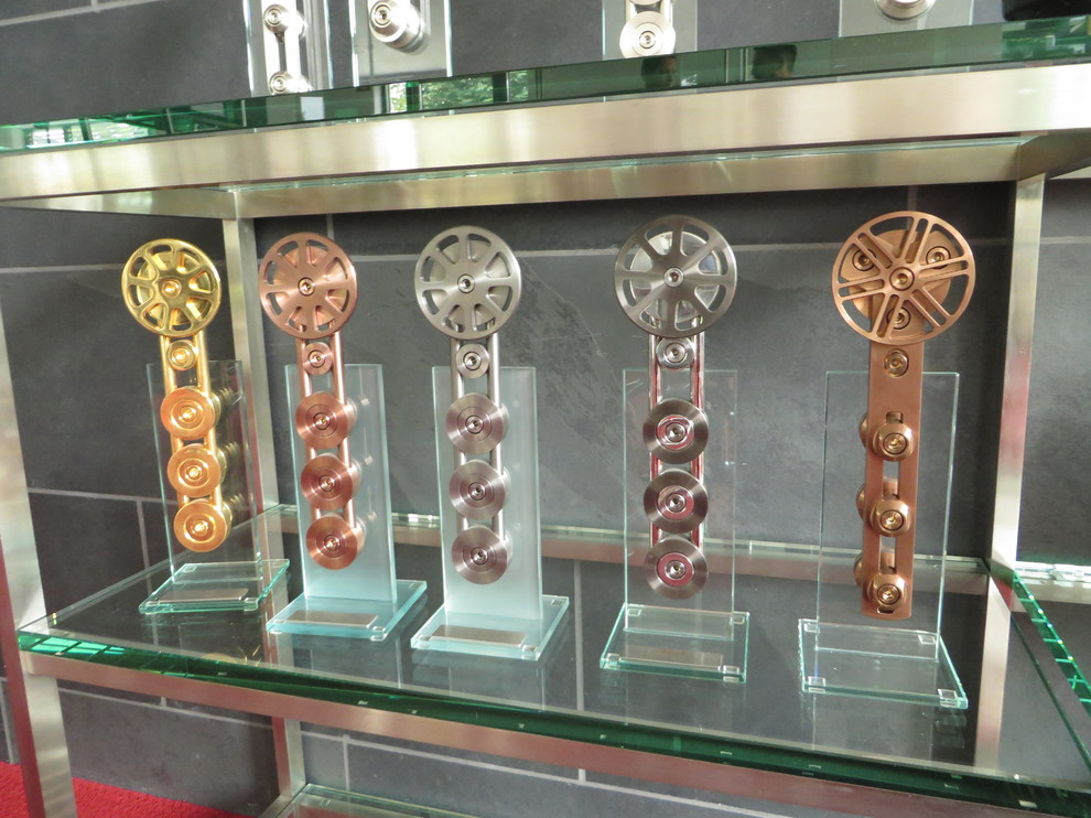 Фурнитура из нержавеющей стали.