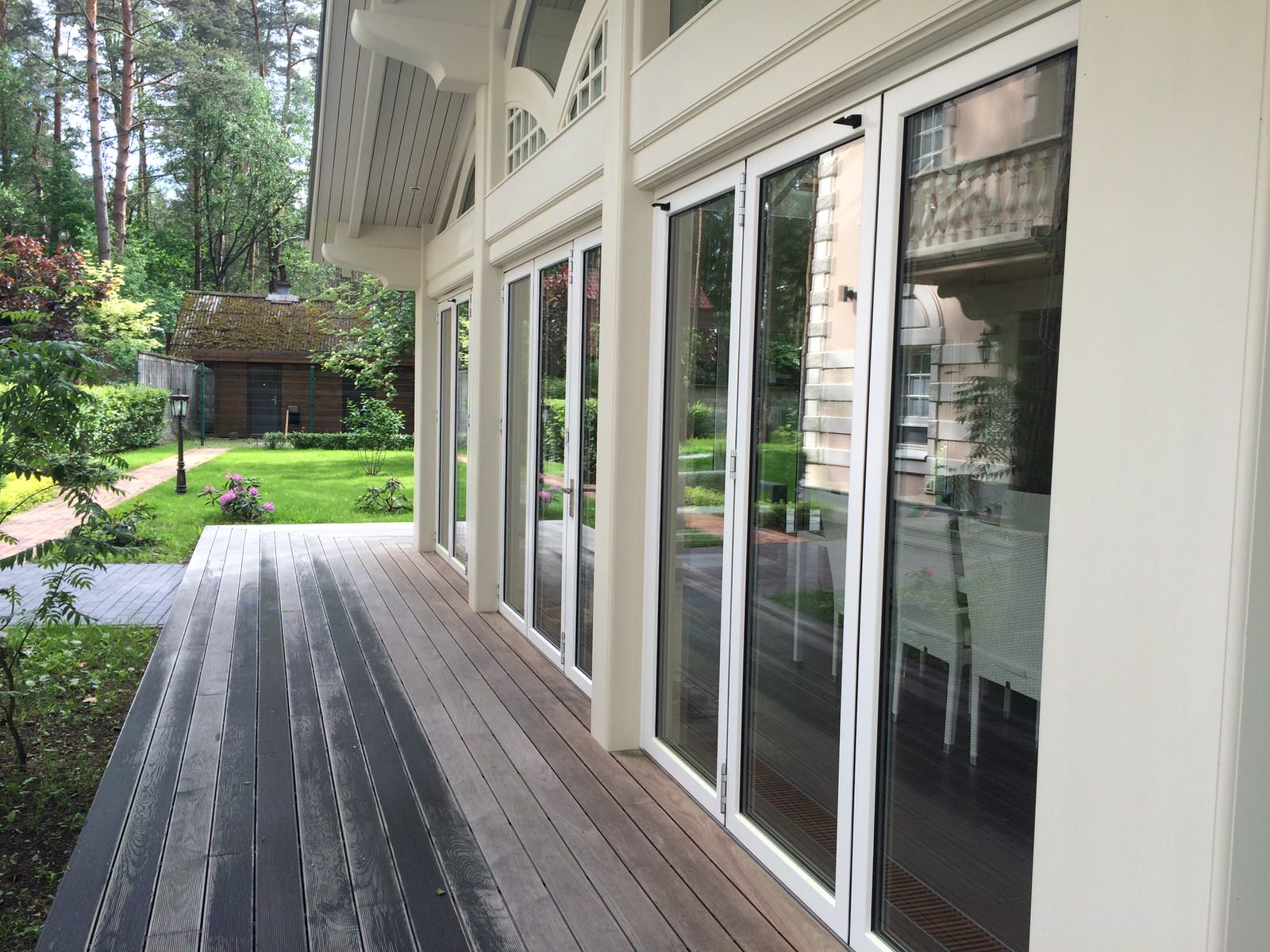 Складные двери в гостевом доме в Ленинградской области