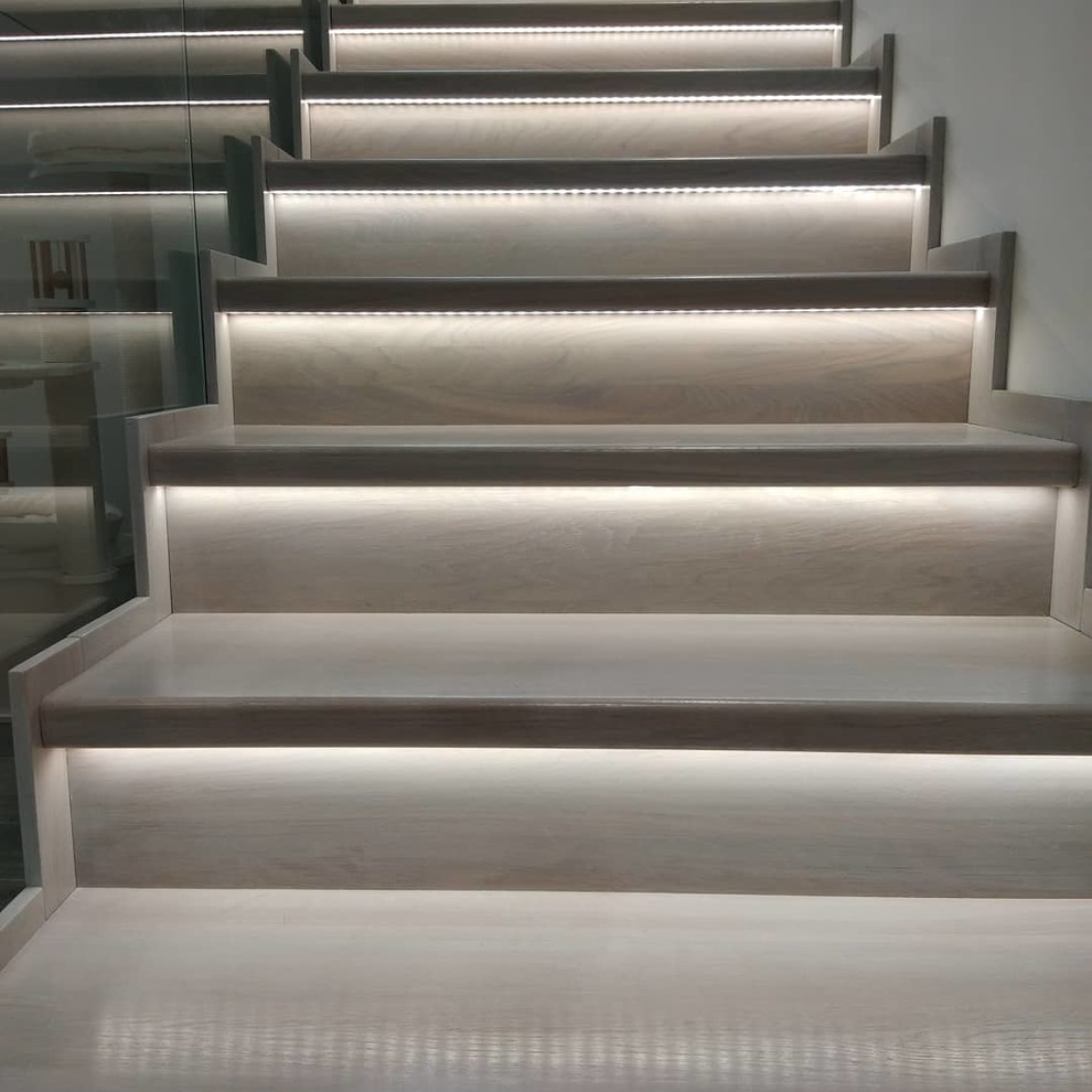 Лестница из дуба по стеклом