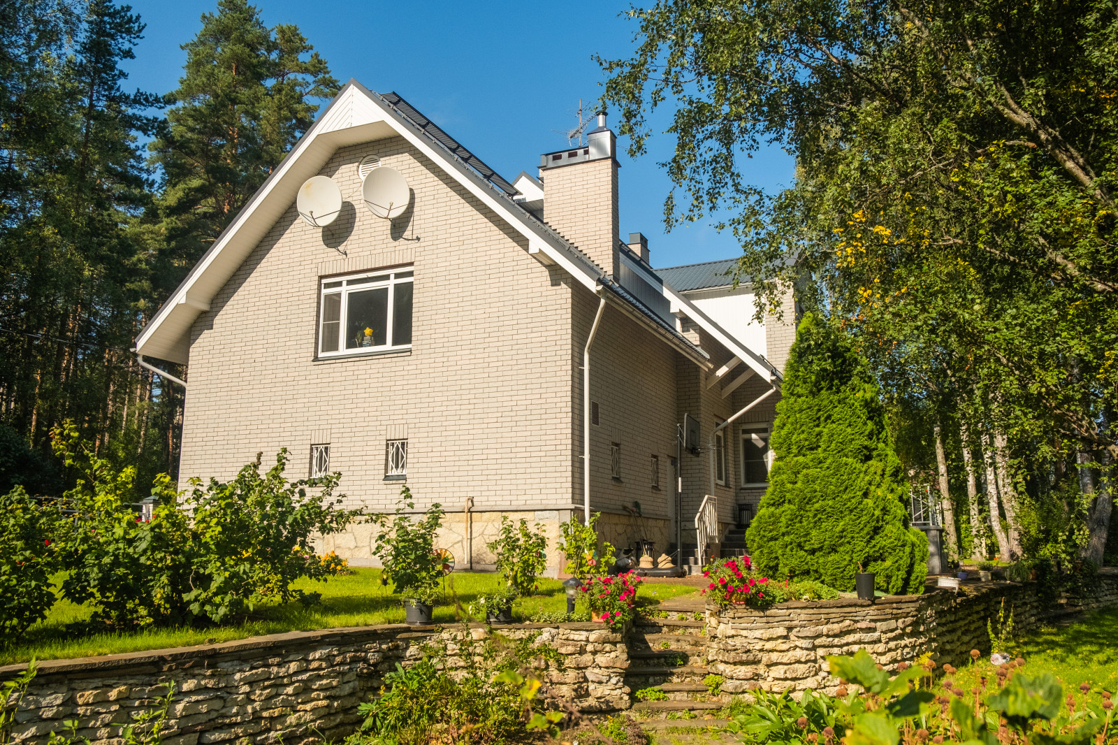 Дом площадью 325 м2 с бассейном и гаражом, постройки 2000 года