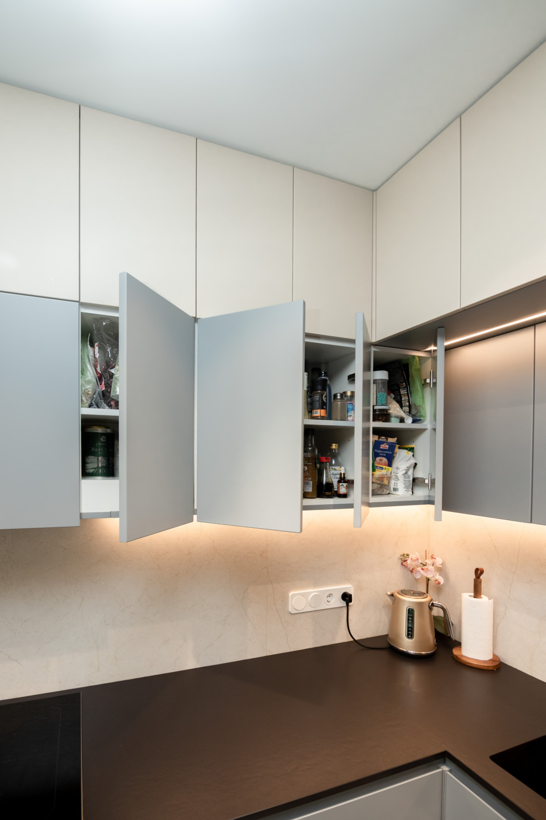 Современная кухня-гостиная с необычной барной стойкой и ТВ-зоной