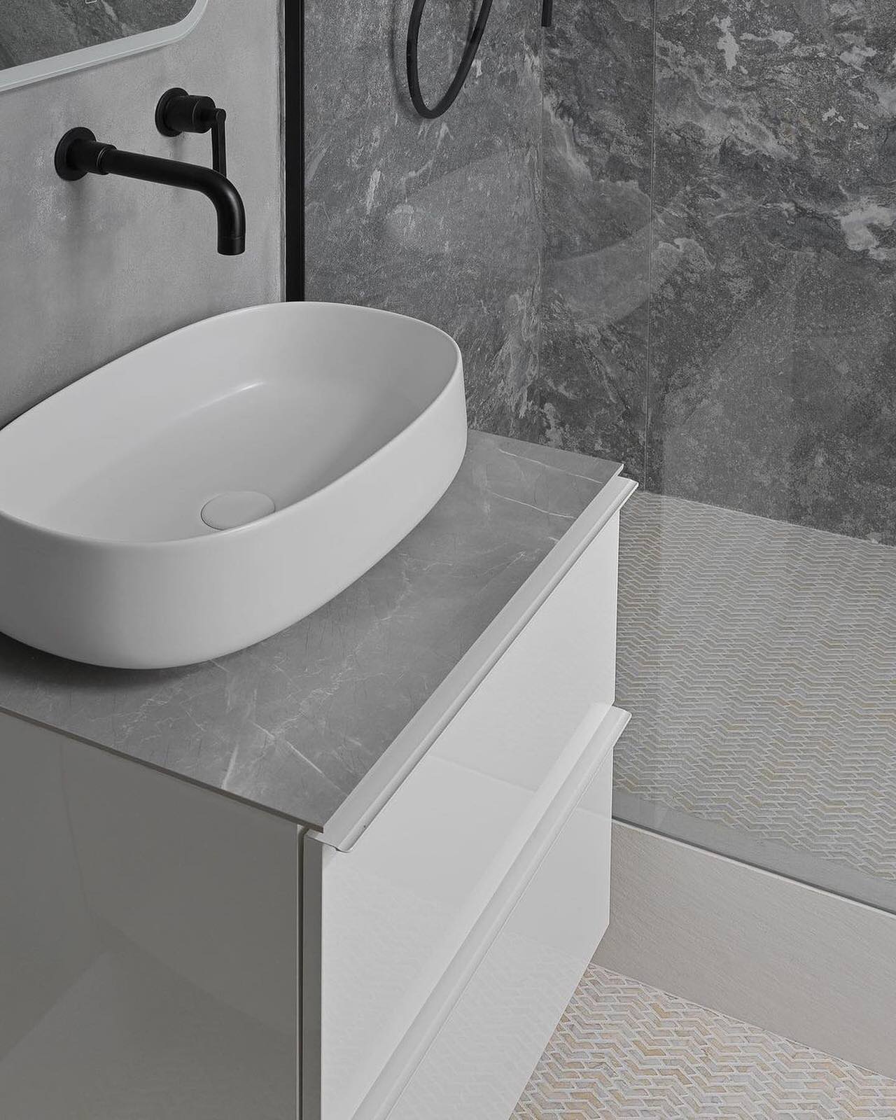 Интерьер ванной комнаты и спальни