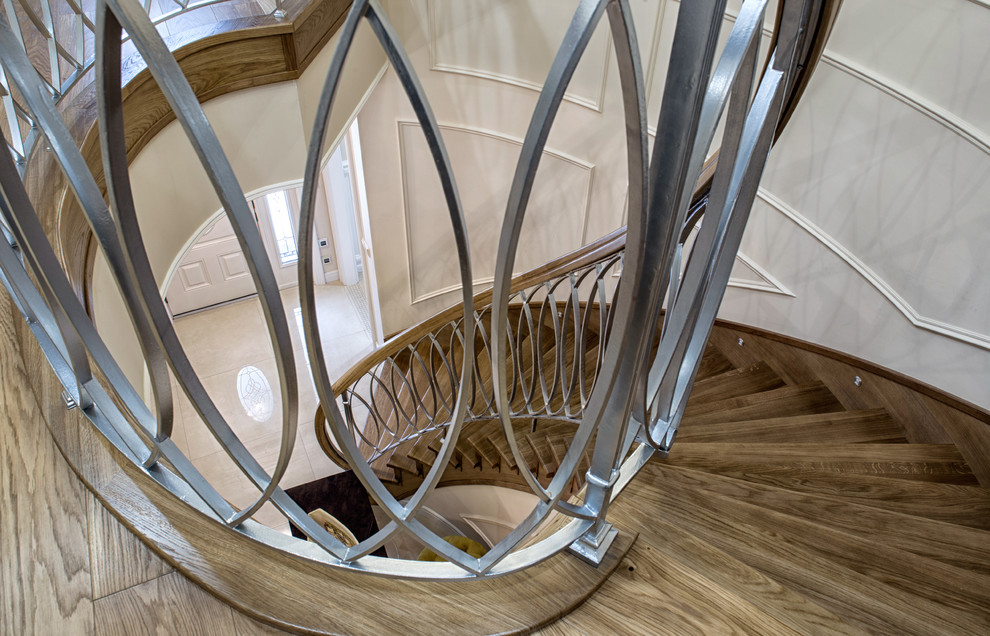 Облицовка с кованым ограждением