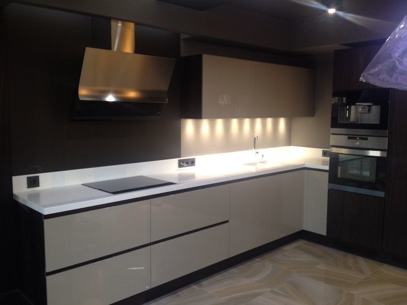 Кухня с врезными ручками