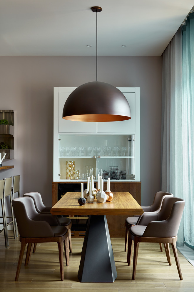 Houzz тур: Таунхаус с чёрной стеной в гостиной