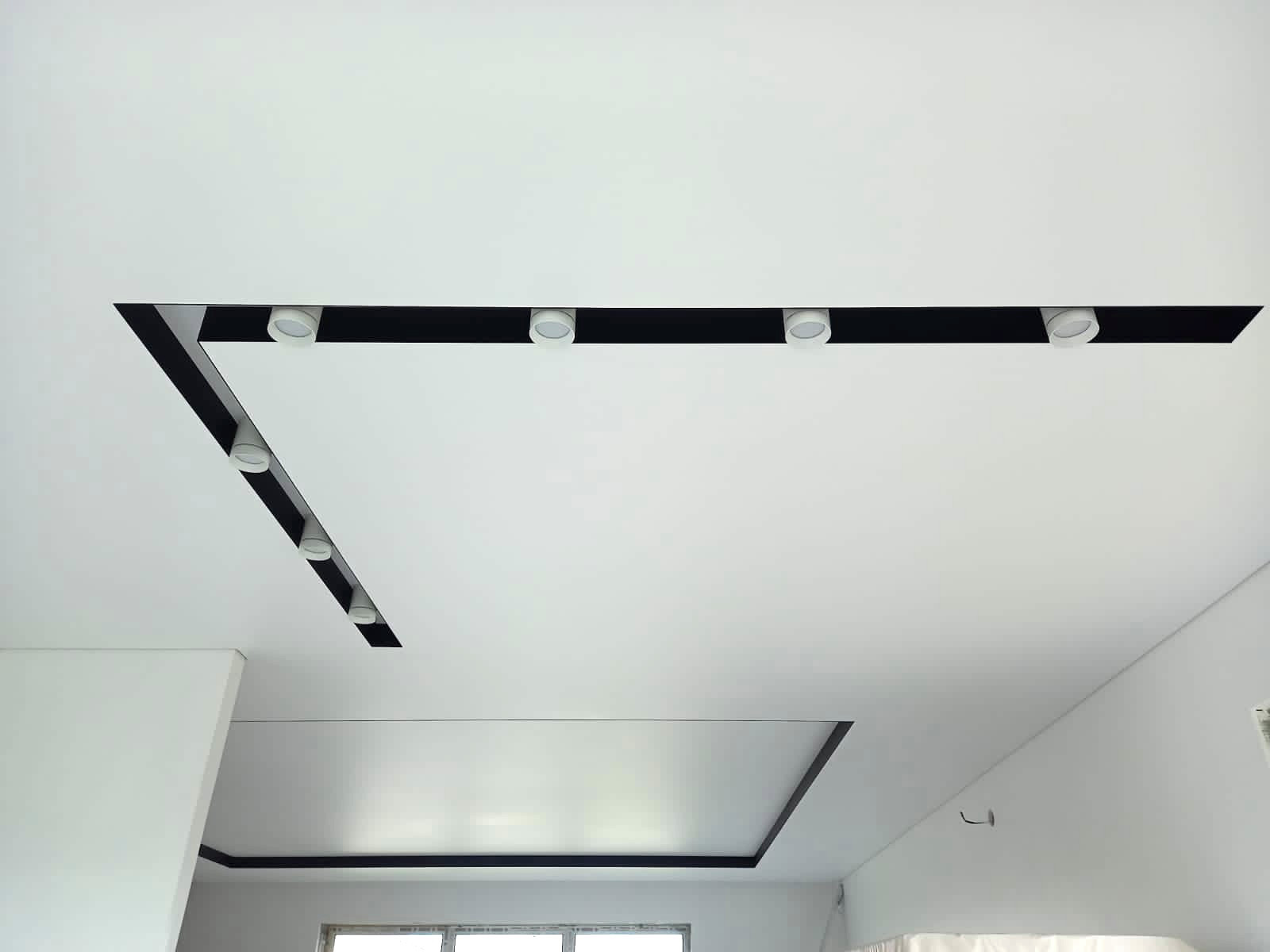 Демпферные натяжные потолки Slott: светов. линии, трековое освещение, ниши Slott