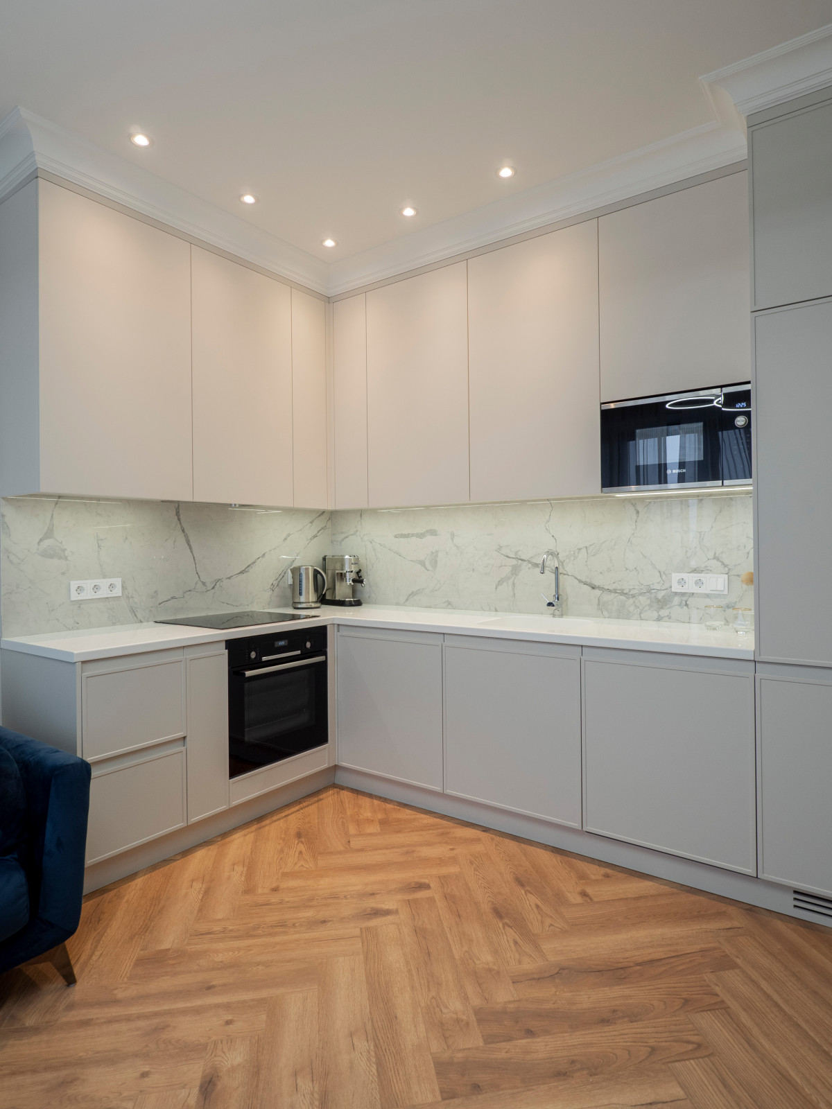 Белая кухня в стиле минимализм