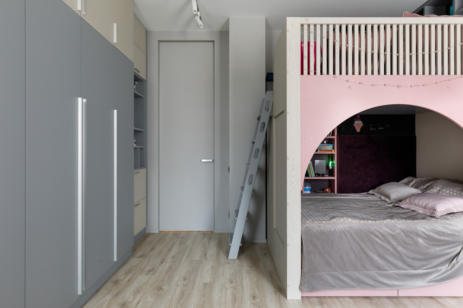 Реализованная квартира в современной стиле на 4-ой Советской - 166 м2