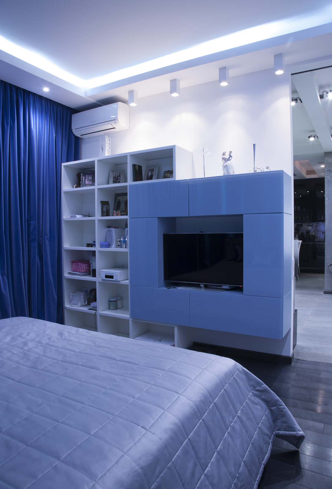 КВАРТИРА-СТУДИЯ 61,17 M2, В СТИЛЕ ПОП-АРТ НА САВВИНСКОЙ НАБ.