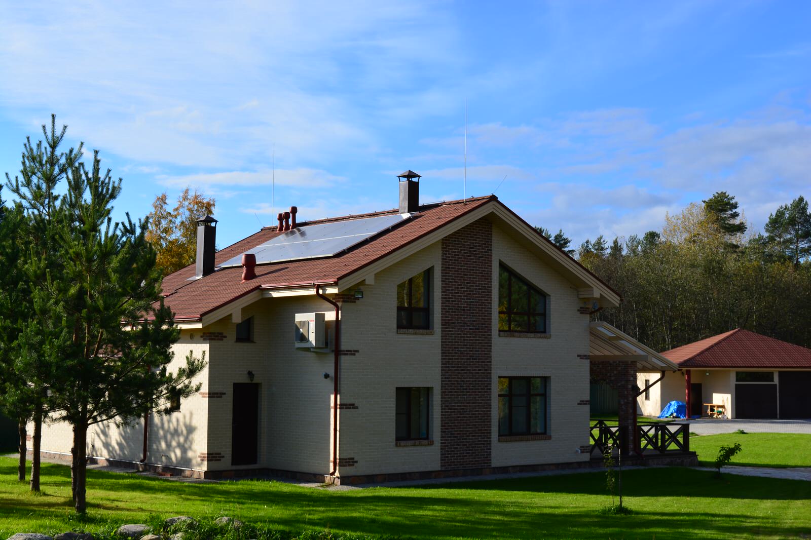 Построенный дом с солнечными батареями в пос. Запорожское