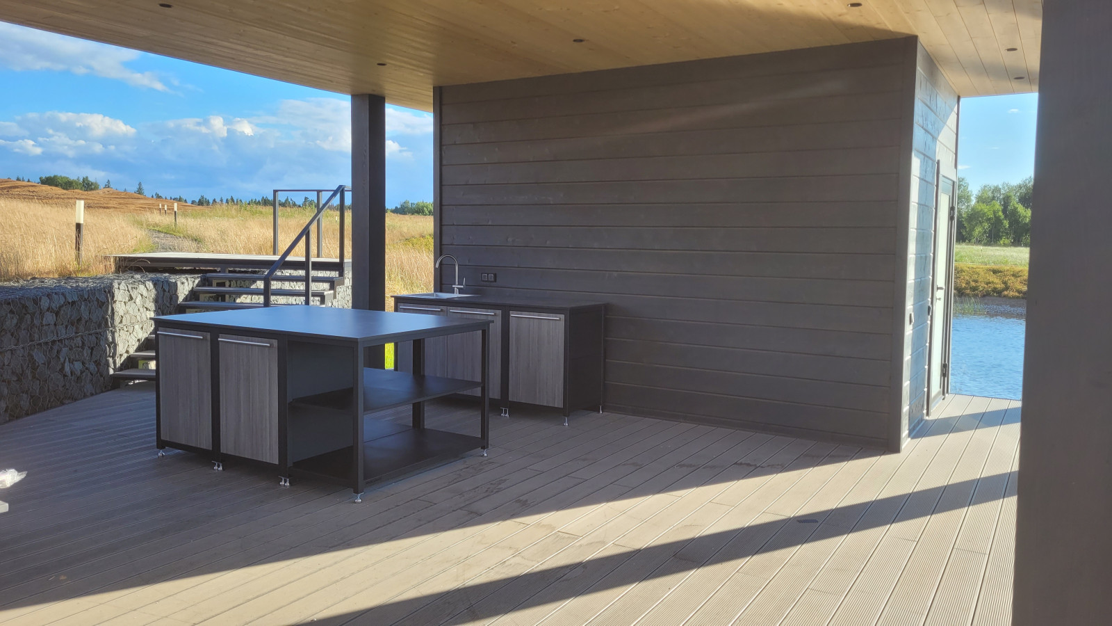 Уличная кухня на террасе у озера