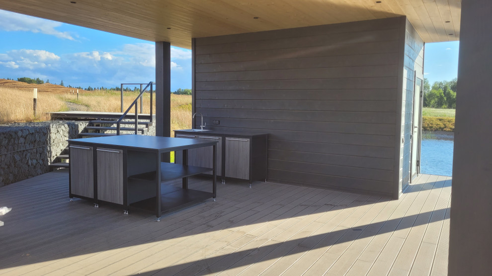 Уличная кухня на террасе у озера