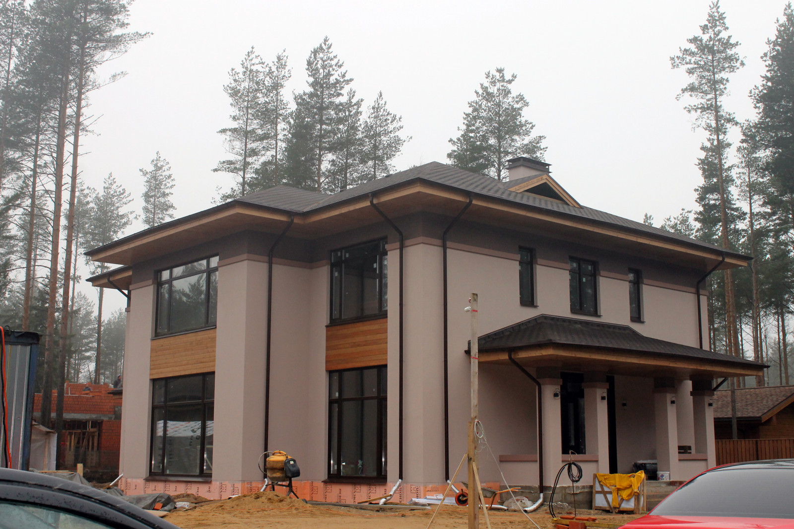 Дом из кирпича в "Охтинском парке"