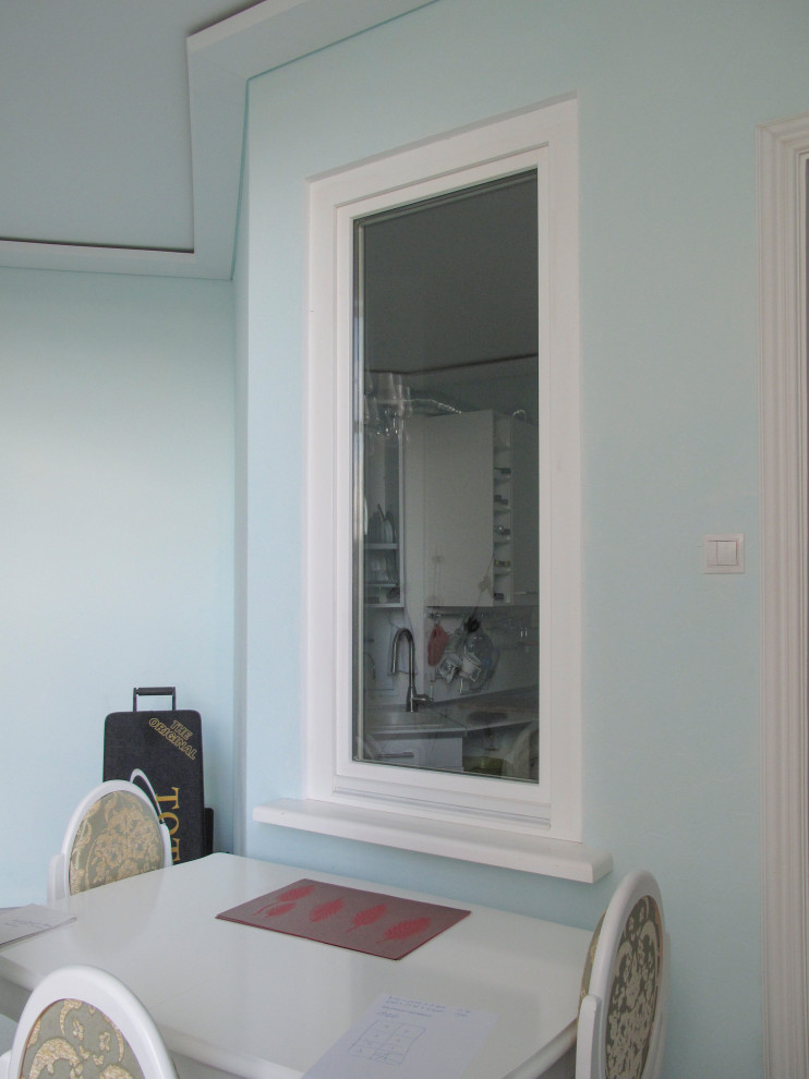 Межкомнатные двери и окно из сосны с шипом и пластиковое окно на лестнице в квар