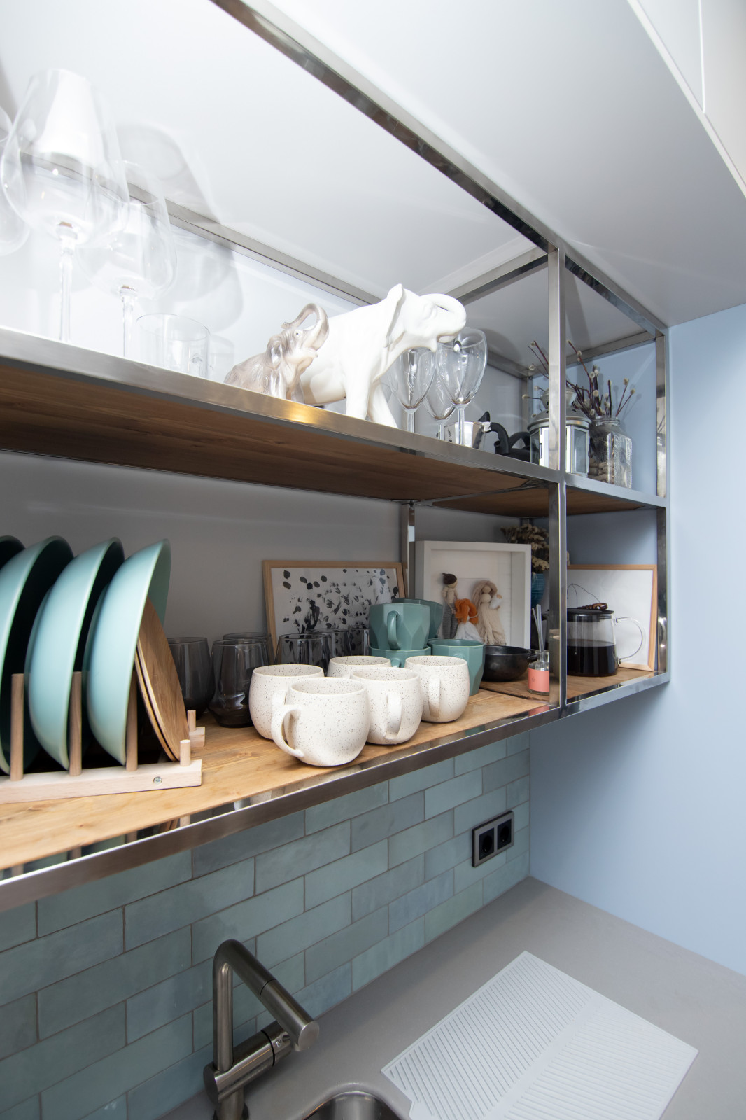 Светлая кухня в неоклассическом стиле