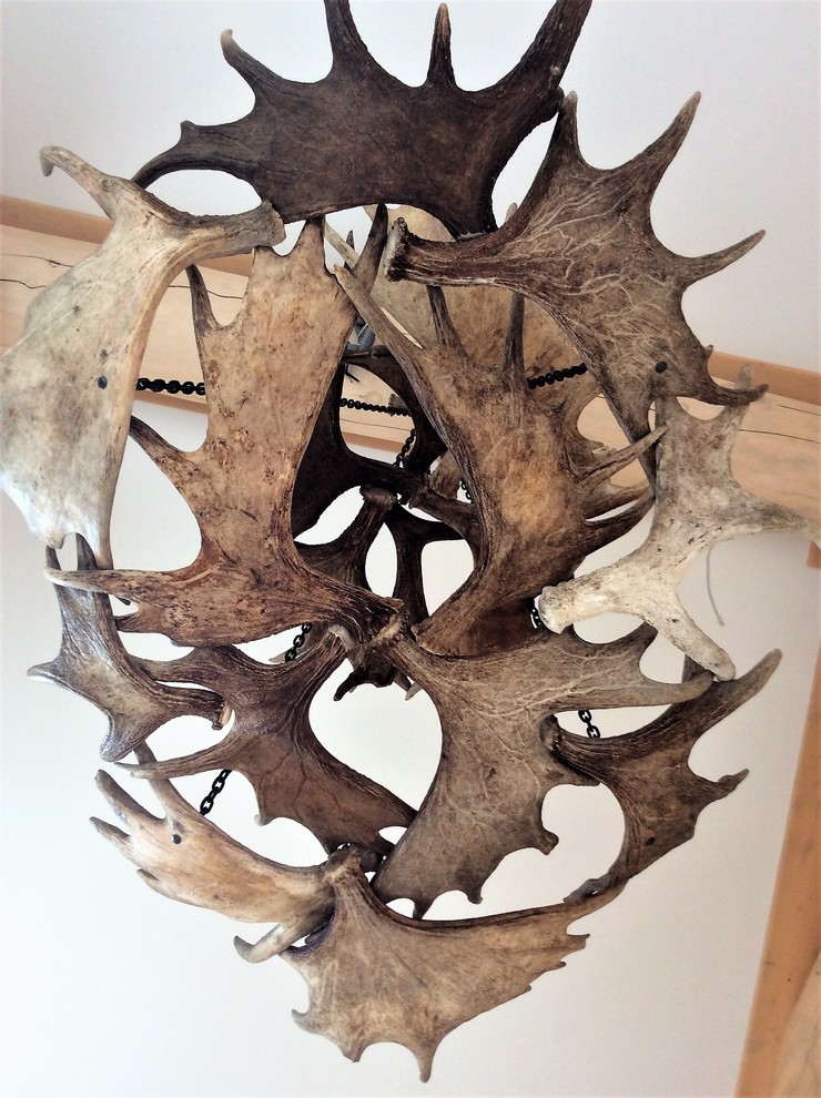 Трёх ярусная люстра из рога лося.