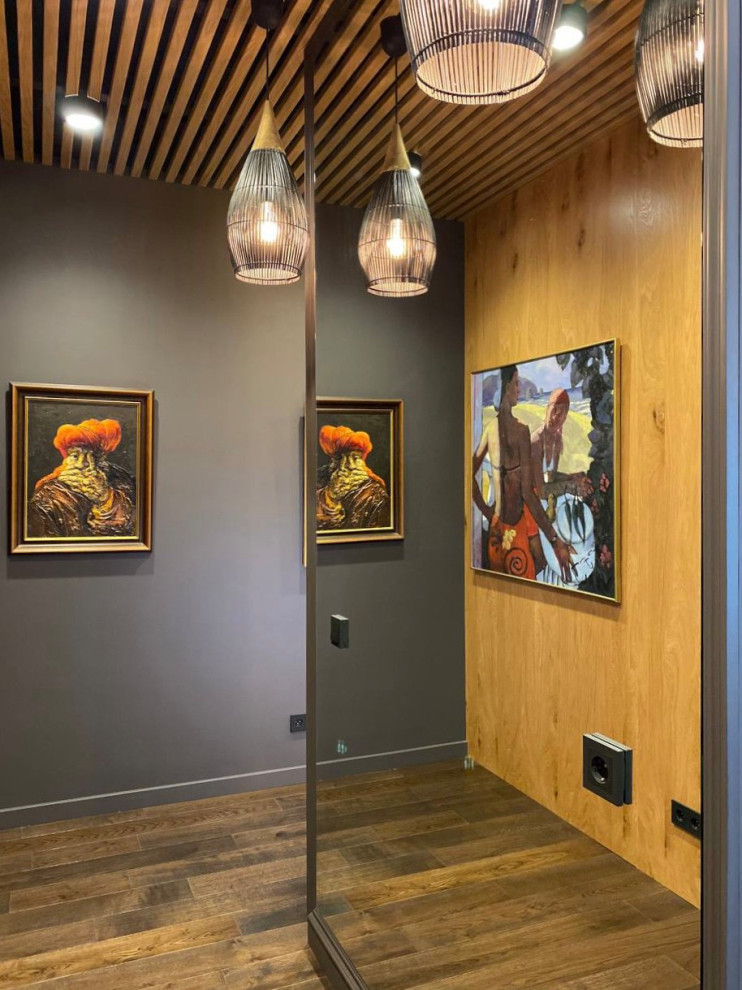 Скрытые двери в одном стиле со стеновыми панелями и реечное обрамление потолка