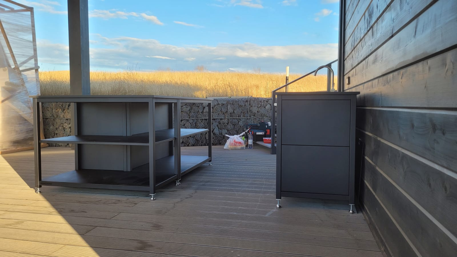 Уличная кухня на террасе у озера