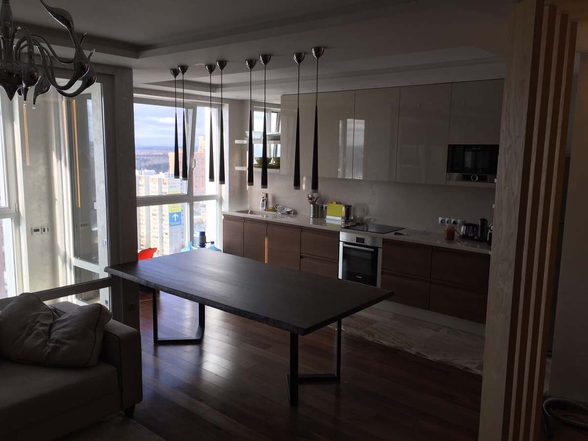 Квадратный стол из слэба серого ясеня