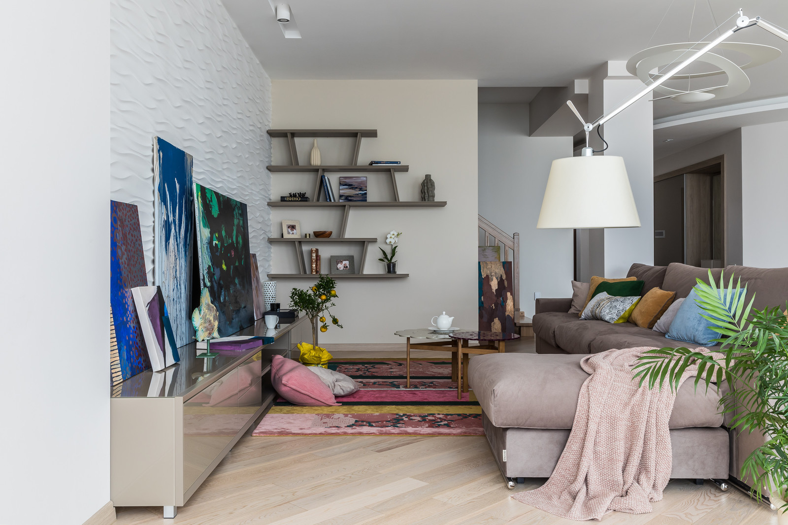 Интерьер частного дома с яркими акцентами