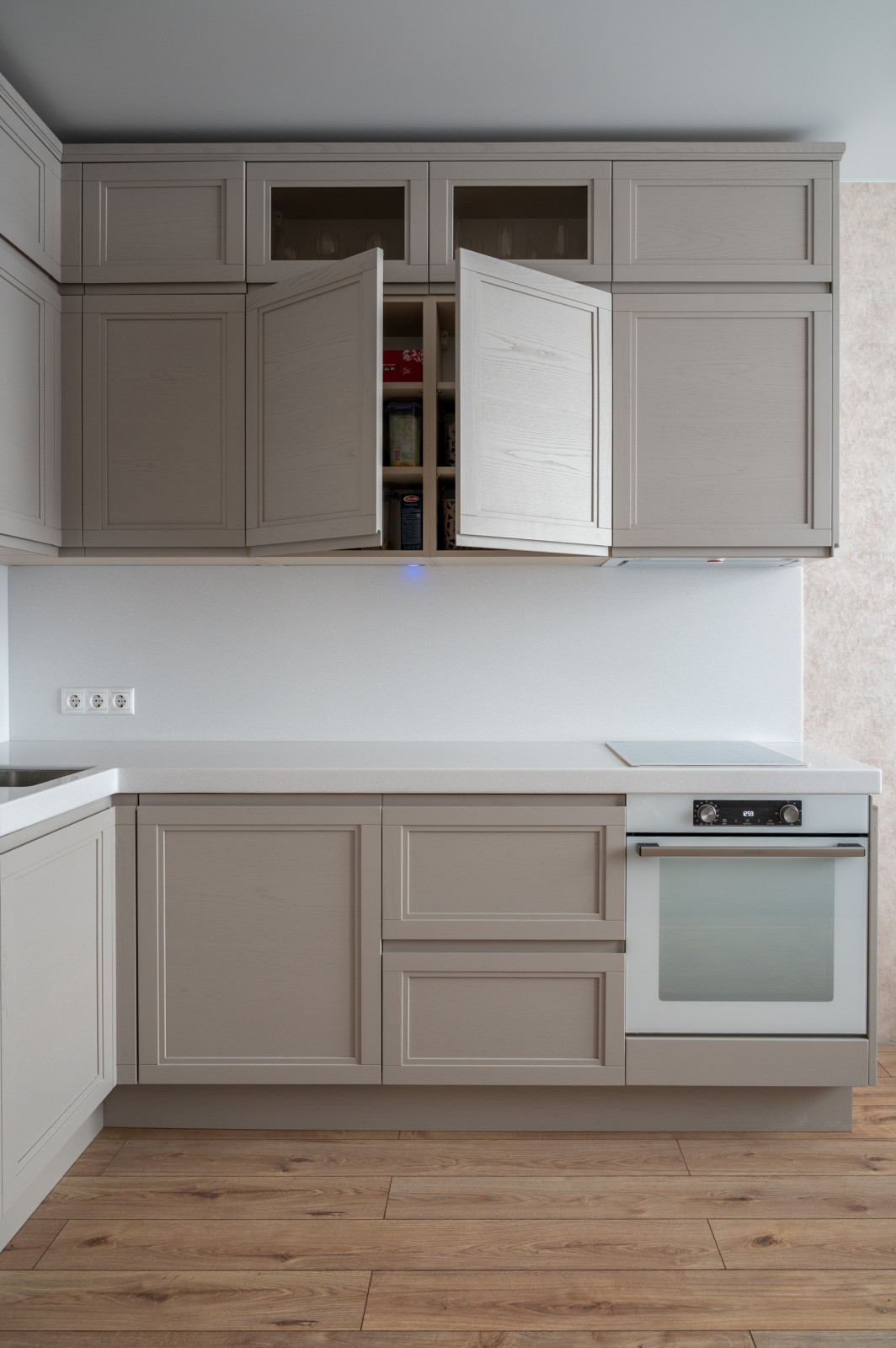 Кухня из массива с интегрированной ручкой