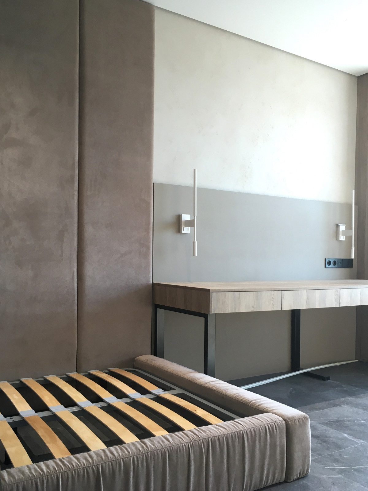 Обложка проекта: Мягкие стеновые панели с подсветкой и основание кровати с мятыми царгами