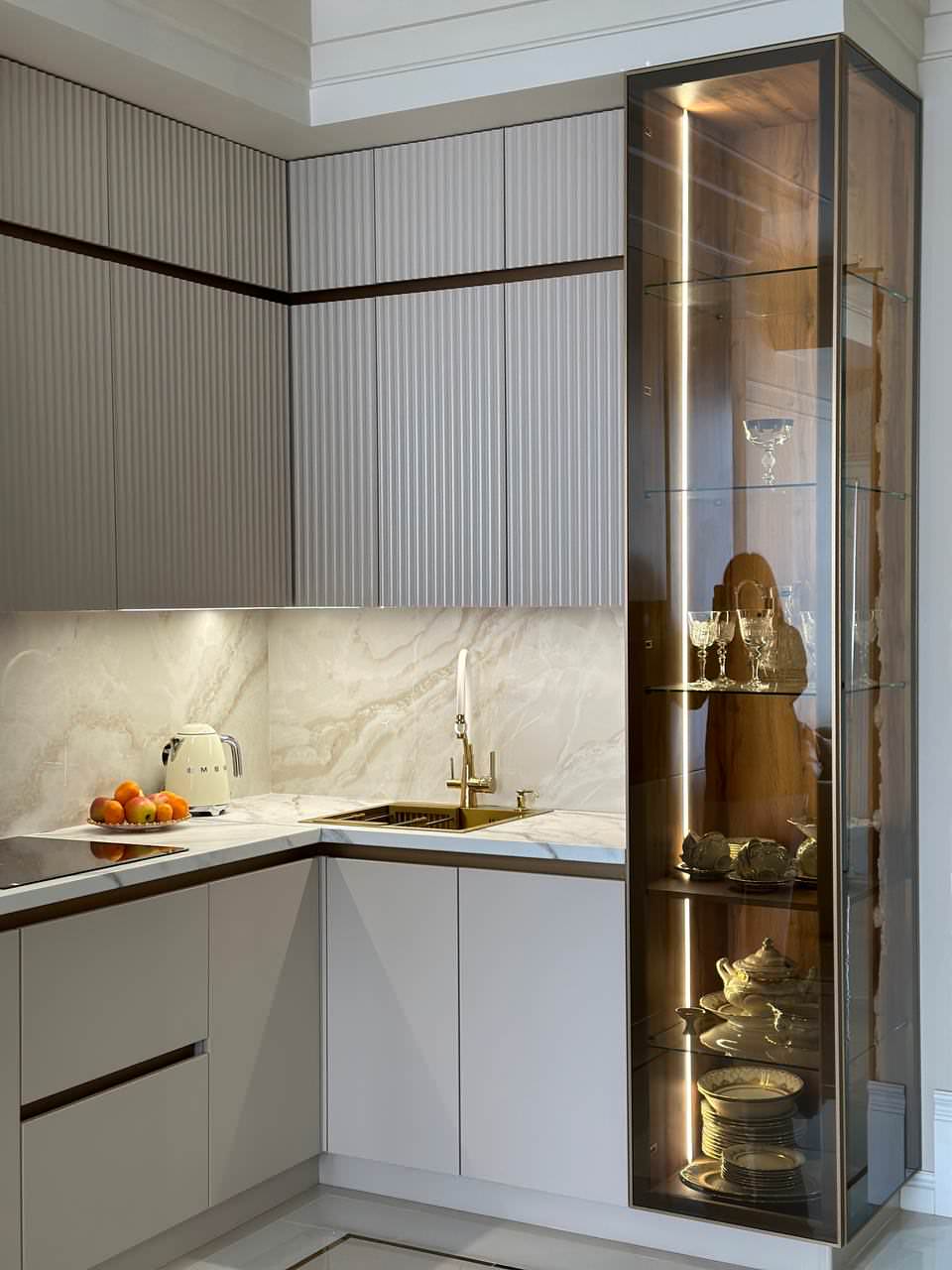 Кухня Нео с рифлеными фасадами в сочетании с алюминиевыми профилями.