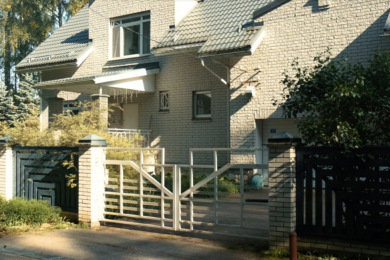 Дом площадью 325 м2 с бассейном и гаражом, постройки 2000 года