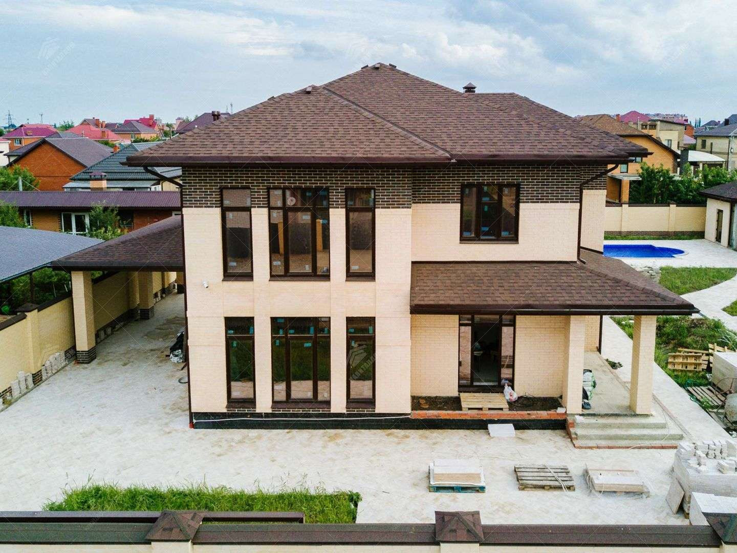 Дом с бассейном под Краснодаром